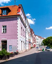 Nároží severní strany náměstí je staršího data