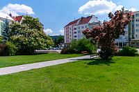 Budovy na východní straně náměstí