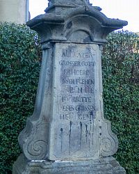 Nápis s oslavným textem a latinskými čísly