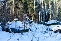 Seskupení balvanu poblíž trasy