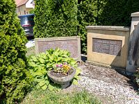 Po stranách jsou jména z let 1914–18