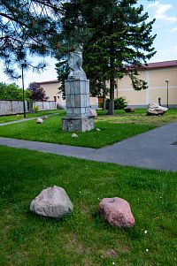 Socha v parčíku u Latzelovy vily