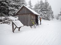 Podle přístřešku na Kamzíku je patrno, že sněhu moc není