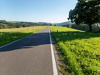 Silnice s nedávným opraveným povrchem