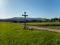 Dřevěný kříž s Kralickým pohořím