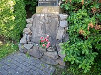 Na zděném pdszavci je reliéf plačící ženy nad padlým hrdinou