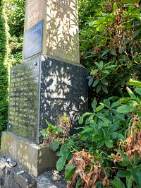 Výčet obětí je na obelisku i na podstavci