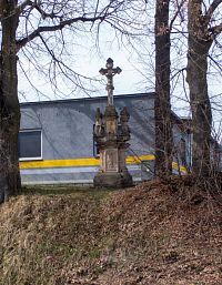 Kříž nad svahem u Dvorské ulice