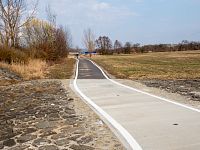 Betonová stezka za mostem