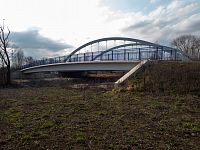 Lávka se silničním mostem