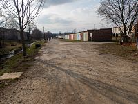 POdle garáží a dá se kolem Mírovky po obou stranách
