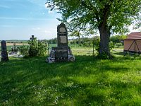 Pomník poblíže hřbitova