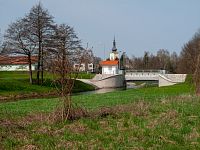 Omezovací stavidla s pozadím moravičanského kostela