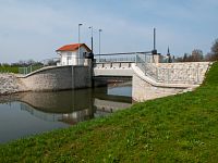 V případě vysokého stavu vody se spustí ocelová zábrana