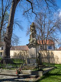 Socha Panny Marie je i válečným pomníkem