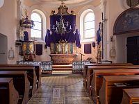 Kostel Sv. Ducha se zahaleným oltářem (ten se odhalí až na Vzkřížení)