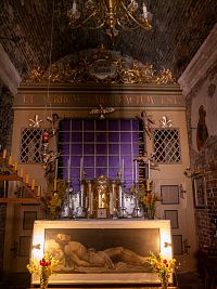 I zde je Panna Marie v zahalení