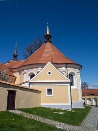 Kostel z exteriéru se dá i přehlédnout