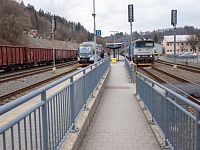 V jistou chvíli mohou být v Hanušovicích i čtyři vlaky (mimo dalších stojících nákladních)