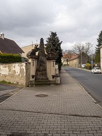 Reliéf na nároží zdi