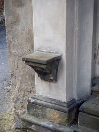 Na konzolách mohly být umístěné další sošky