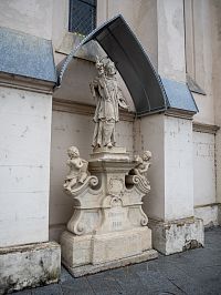 Sv. Jan Nepomucký u východní zdi kostela
