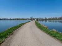 Hráz mezi velkým a Pomocným rybníkem