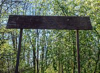 Text: KLADNIČNÍ LÁVKA (šipky doleva)/ HYNKOV 900 M/ POSE.POD SÉPKÓ HOSPŮDKA (část je hanácky)