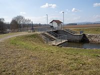 Po stavidle se dá přejít řeka