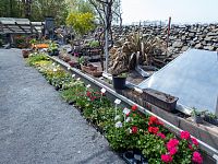 Obchodní část u vstupu