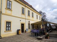 Vstup do IC, dál je restaurace