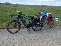 Cyhbí řidič (tatínek) druhé dítě a ještě připojené kolo (to červené)