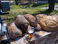 Nikdo neměl krabičku zápalek, tak nedopité pivo k porovnání (chléb z Rychvaldu)