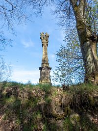Nejsvětější Trojice nad polní cestou
