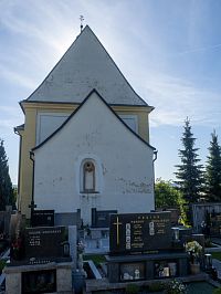 V zadní části zazděné gotické okno