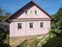 Malebná chaloupka ke kostelu nepatří