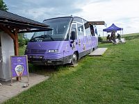 Obstarožní bus coby občerstvovna