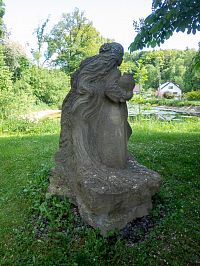 Rusalka hledí na vodu
