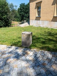 Pozůstatek nějaké sochy
