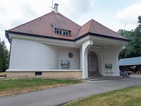 Samotná vila je pozoruhodnou stavbou