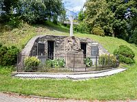 Částečně zasazen do svahu