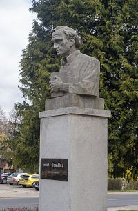 Busta je zvětšena o ruku s Biblí