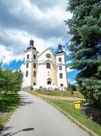 Hlavním lákadlem Neratova je poutní kostel