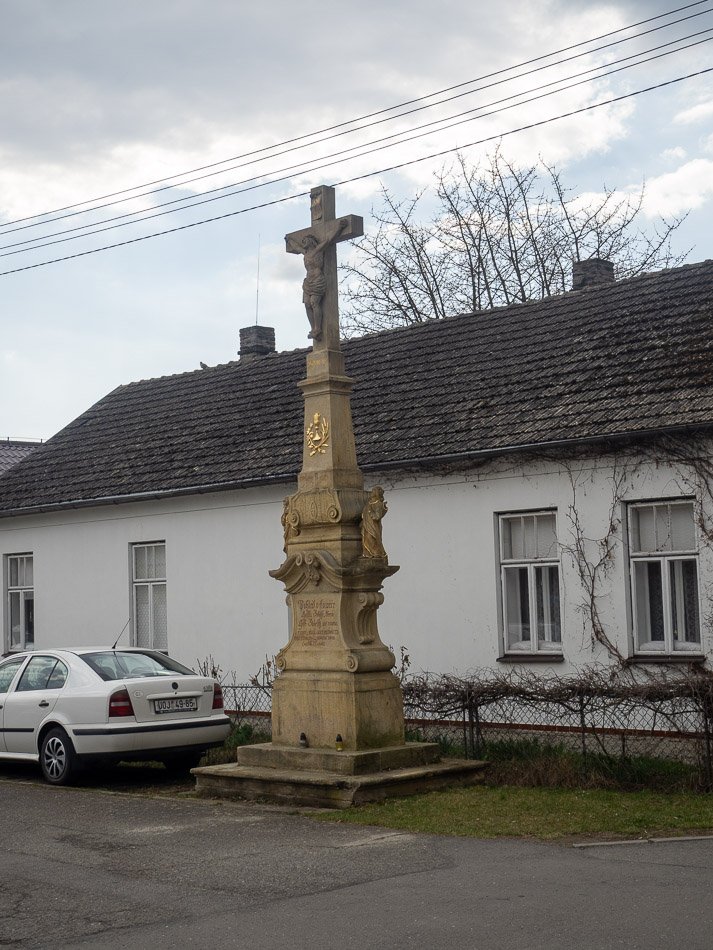 Moravičany • Zhánělův kříž (u školky)