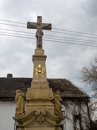 Části kříže jsou i zlacené