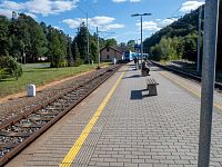 Na dvojkolejné stanici se střídají vlaky z Koutů (nad Desnou) a do Koutů (nad Desnou)
