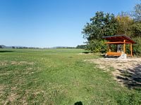 Od přístřešku lze dohlédnout i na vrcholky Jeseníků