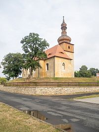 Na vyvýšeném místě u průchozí komunikace