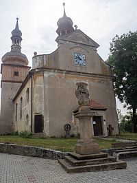 Průčelí se socho P. Marie