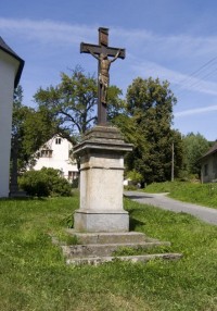 Kříž u kostela